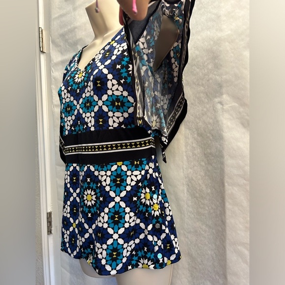 Style & Company Blue and White Graphic Flutter Sleeve tunic Blouse Sz-PM.  M14 - Picture 3 of 10